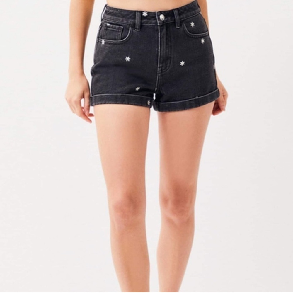 PacSun embroidered daisy mom shorts